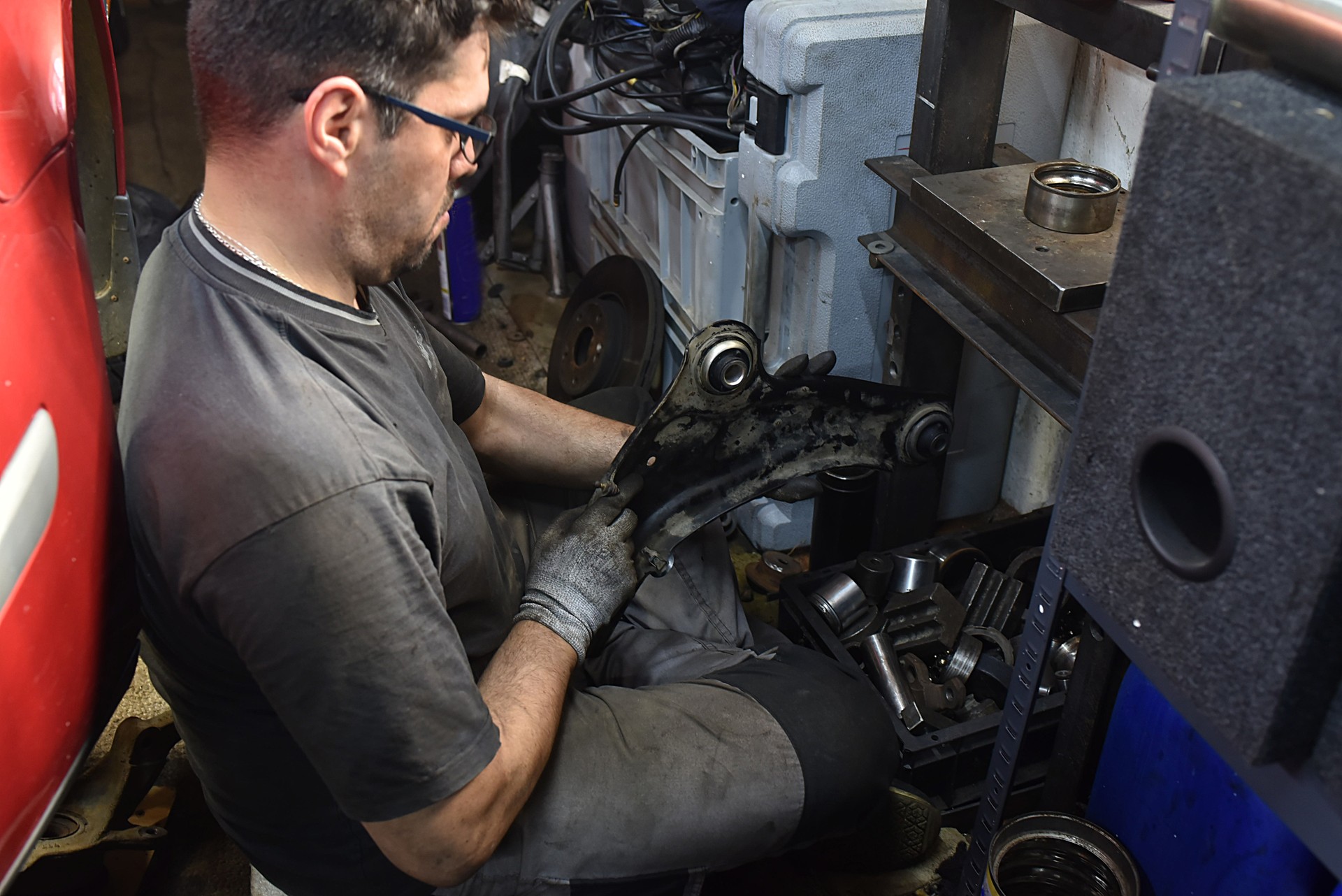 Work on the workshop hydraulic press